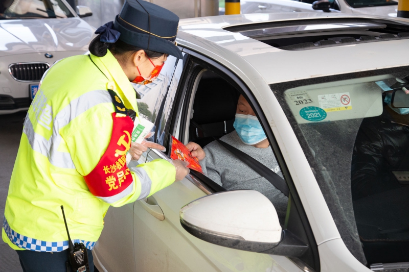 長沙收費站志愿者向乘客贈送中國紅口罩  （周全攝）